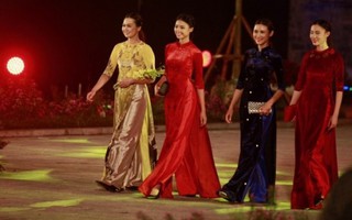 Đỗ Trịnh Hoài Nam quảng bá văn hóa Việt bằng áo dài