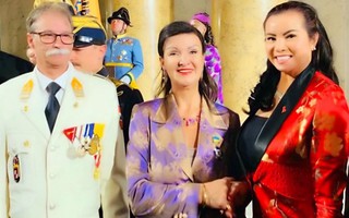 Hoa hậu Kim Hồng tặng sách giới thiệu về Việt Nam cho Công chúa Hoàng gia Áo 