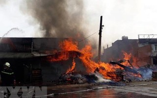 Cháy lớn tại xưởng gỗ ở thành phố Biên Hòa, nhiều nhà dân phải đi dời