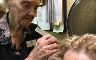 Cụ bà 100 tuổi vẫn đam mê với nghề tạo mẫu tóc