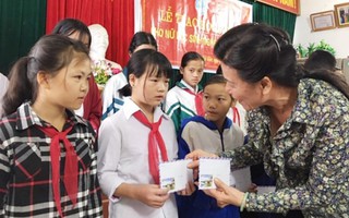 Hội LHPN Việt Nam trao học bổng phi chính phủ Mỹ cho nữ sinh nghèo vượt khó 