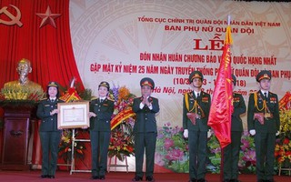 Ban phụ nữ Quân đội đón nhận Huân chương Bảo vệ Tổ quốc hạng Nhất