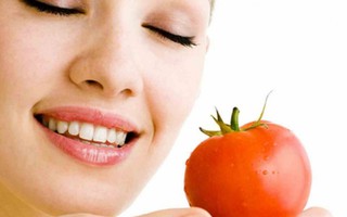 Loại bỏ khuyết điểm trên da mặt với mặt nạ cà chua