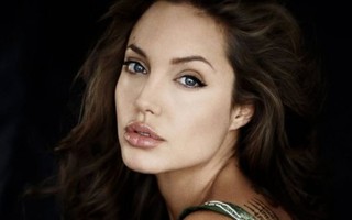 Angelina Jolie hết lòng trong phim và ngoài đời