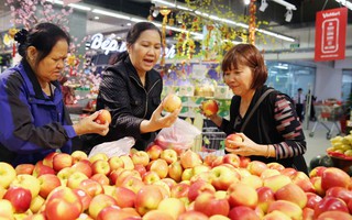 Người dân tấp nập vào siêu thị sắm Tết 