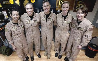 800 phụ nữ làm việc trên tàu sân bay USS Carl Vinson