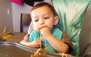 Ăn mỳ Ý theo phong cách của bé