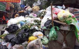 Công nhân vệ sinh căng mình 'giải phóng' lượng rác khủng ứ đọng trong nội đô