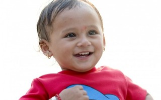 'Em bé kỳ diệu của Nepal' sau một năm động đất