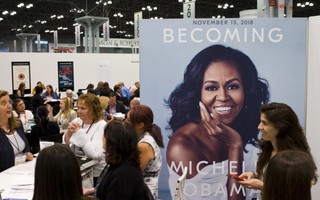 Hồi ký Becoming của Michelle Obama ‘đắt hàng’ trên khắp châu Âu và Mỹ