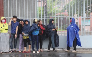 TPHCM: Phụ huynh 'đội' mưa đợi con làm thủ tục thi THPT Quốc gia 