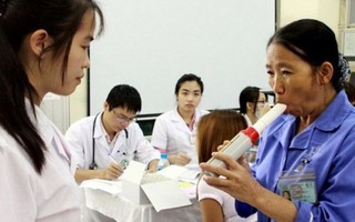 Bệnh viện Bạch Mai khám, phát thuốc miễn phí cho bệnh nhân hen