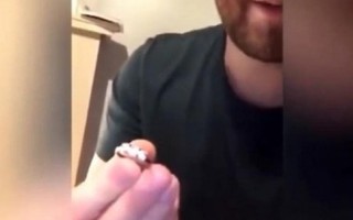 Bé gái tiểu học được 'cầu hôn' bằng nhẫn kim cương