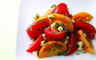 Salad cà chua thanh nhẹ giải ngán bữa ăn ngày Tết 