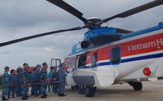 Trực thăng đưa chiến sĩ Trường Sa về đất liền cấp cứu