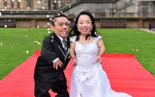 Cặp đôi thấp nhất thế giới kết hôn sau 8 năm yêu nhau