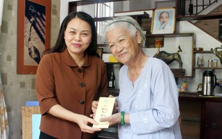 Chủ tịch Hội LHPNVN thăm, tặng quà nữ họa sĩ vẽ gần 2.000 chân dung Mẹ VNAH
