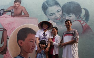 Phu nhân xứ Hàn mê say ngôi làng bích họa đầu tiên ở Việt Nam