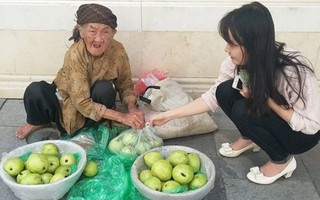 Cụ già bán ổi 'sưởi ấm' mùa đông Hà Nội