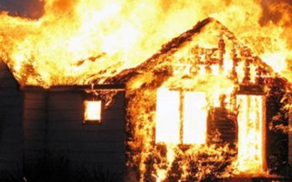  Cha và 2 con gái chết thảm trong căn nhà bốc cháy lúc rạng sáng 