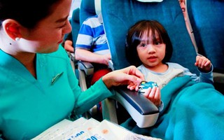 Vietnam Airlines tặng quà cho trẻ em trên 17 đường bay nội địa