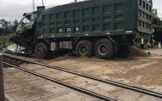 Tàu hỏa tông xe tải chở cát khiến đường sắt Bắc Nam tê liệt