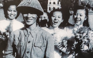 Hà Nội: Tái hiện lễ chào cờ lịch sử trong ngày Giải phóng Thủ đô