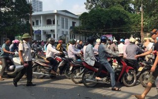 BV Bạch Mai đóng cửa bãi gửi xe, người dân tự lo chỗ gửi