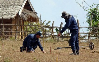 Các cô gái dám hy sinh trên chiến địa bom mìn