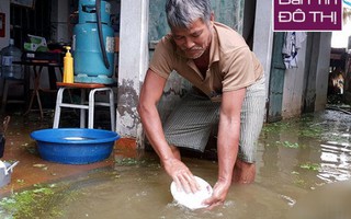 Vỡ đê Chương Mỹ, người Hà Nội rửa bát, tắm giặt bằng nước lũ