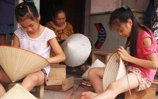 Phụ nữ, trẻ em giữ nghề làm nón lá làng Chuông