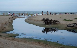 Rãnh nước đen đổ ra bãi tắm Sầm Sơn