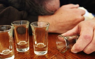Dạy trẻ vài chiêu đối phó với phụ huynh nghiện rượu
