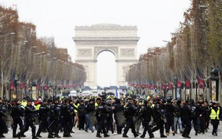 Thủ đô Paris tiếp tục căng thẳng với người biểu tình áo vàng