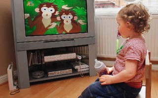 Trẻ dưới 2 tuổi không nên xem ti vi