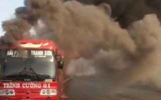 Xe khách tiền tỉ bốc cháy ngùn ngụt trên đại lộ Thăng Long