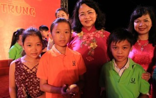 Phó Chủ tịch nước tặng quà trung thu trẻ miền Trung