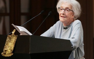 Nhà thơ nữ 95 tuổi đoạt giải 'Nobel của văn học tiếng Tây Ban Nha'