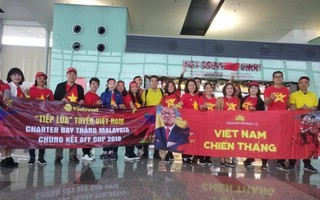 Cổ động viên lên đường sang Malaysia 'tiếp lửa' cho tuyển Việt Nam