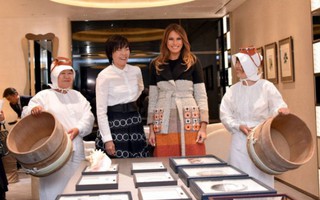 Bà Melania Trump cùng Phu nhân Thủ tướng Nhật đi ngắm ngọc trai