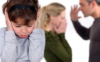 Trẻ tổn thương vì bố mẹ 'cưa đôi' việc nuôi con