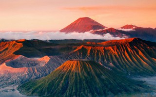 Đón bình minh từ miệng núi lửa nổi tiếng ở Indonesia