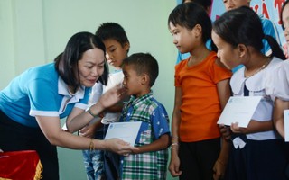 Hàng trăm phần quà, học bổng đến với phụ nữ và trẻ em biên giới Đắk Lắk