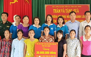 Hội LHPN tỉnh Bắc Ninh tặng quà hội viên phụ nữ nghèo ở Lạng Sơn