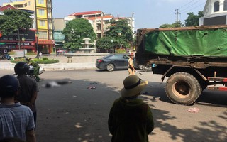 Vĩnh Phúc: 2 nữ sinh thương vong sau va chạm với xe tải