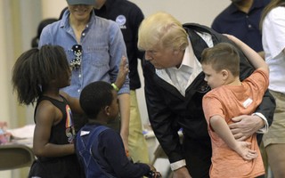 Vợ chồng Tổng thống Donald Trump ân cần hỏi thăm trẻ em sau bão Harvey