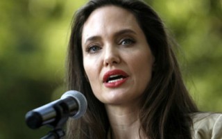Angelina Jolie rất tức giận vì bị hiểu lầm dùng tiền "mồi chài" trẻ em