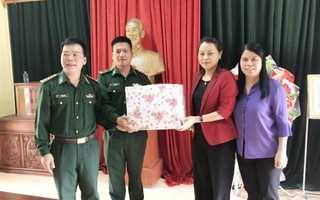 Chủ tịch Hội LHPNVN Nguyễn Thị Thu Hà thăm cán bộ, chiến sỹ đồn Biên phòng Đàm Thủy