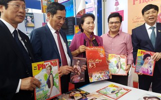 Chủ tịch Quốc hội Nguyễn Thị Kim Ngân thăm gian trưng bày Báo PNVN