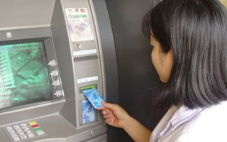 Vì sao 4 'ông lớn' ngân hàng phải dừng kế hoạch tăng phí rút tiền nội mạng ATM?